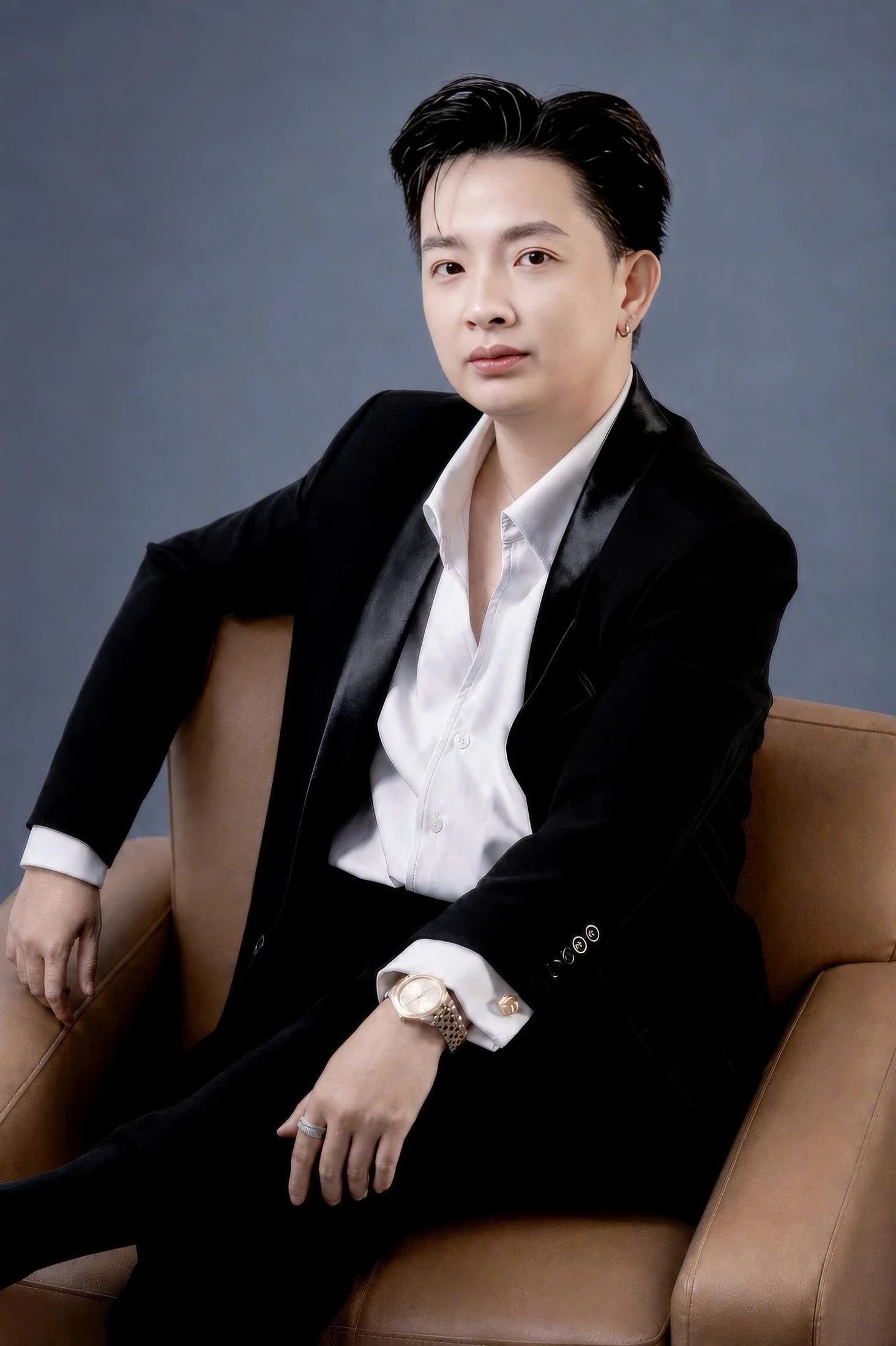Chân dung Founder Harry Hoàng Anh ngồi trên ghế